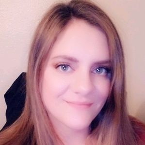 Meet your Posher, Adrienne